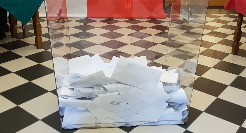Zdjęcie: Urna wyborcza. Fot. Andrzej Trzeciak