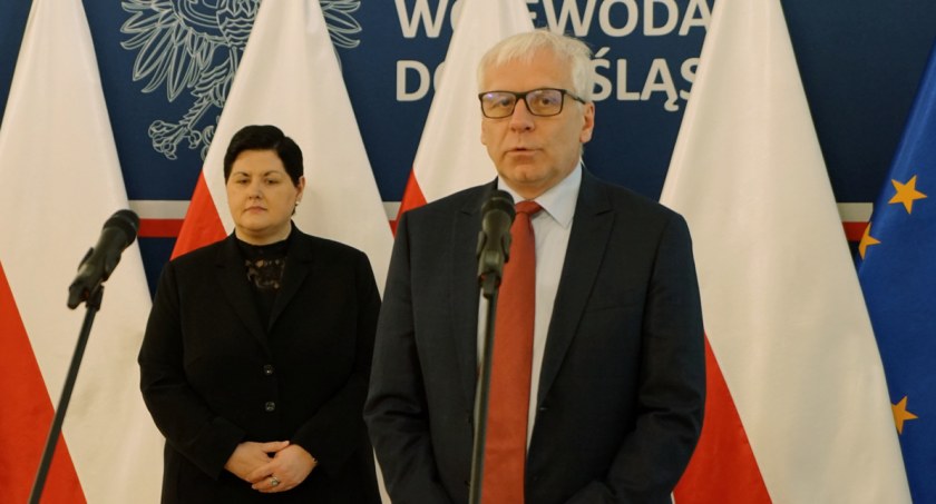 Zdjęcie: Wojewoda dolnośląski Jarosław Obremski i  Danuta Zawilla, zastępca dyrektora Wydziału Zdrowia i Polityki Społecznej DUW. Fot. DUW