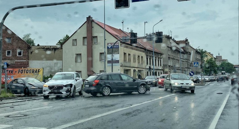 Zdjęcie: Kolizja na ul. Żołnierzy II Armii Wojska Polskiego. Zdjęcie nadesłane przez Czytelnika (dziękujemy!)