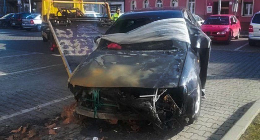 Zdjęcie: usuwanie wraku auta Fot.: Straż Miejska w Legnicy