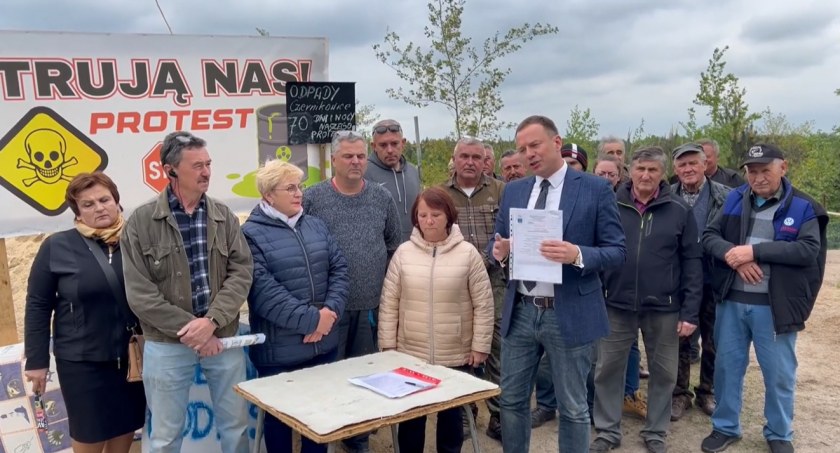 Zdjęcie: Poseł Piotr Borys wśród uczestników blokady żwirowni w Czernikowicach.