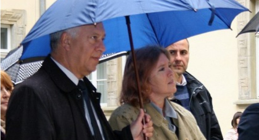 Zdjęcie: Posłanka Małgorzata Sekuła-Szmajdzińska pod parasolem prezydenta Legnicy Tadeusza Krzakowkiego. Fot. Piotr Kanikowski