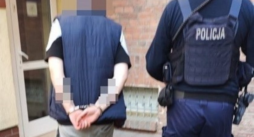 Zdjęcie: Policjant prowadzi skutego kajdankami pracownika firmy kurierskiej. Fot. Komenda Miejska Policji w Legnicy