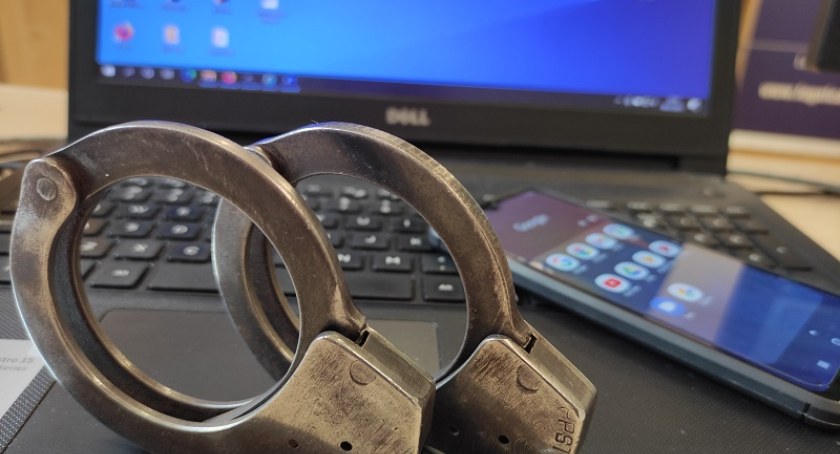 Zdjęcie: kajdanki, laptop, telefon Fot.:KMP