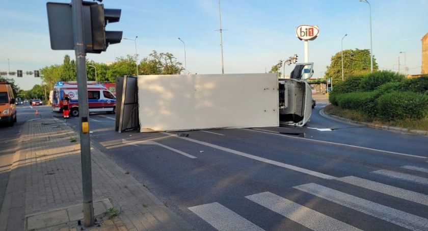 Zdjęcie: Zdarzenie na skrzyżowaniu Al. Piłsudskiego z ul. Moniuszki w Legnicy. Fot. st. asp. Wojciech Gancarz/ Komenda Miejska Państwowej Straży Pożarnej w Legnicy