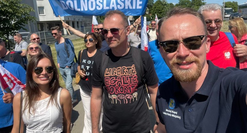 Zdjęcie: Radni Aleksandra Krzeszewska, Jarosław Rabczenko, Maciej Kupaj i inni legniczanie przed Marszem Wolności w Warszawie. Fot. Maciej Kupaj 