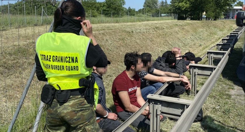 Zdjęcie: Syryjczycy zatrzymani na autostradzie. Fot. Straż Graniczna