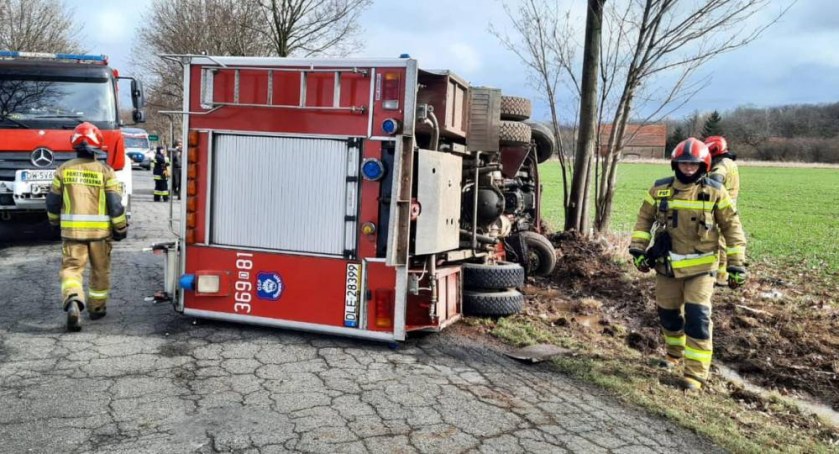 Zdjęcie: Wypadek wozu strażackiego między Babinem a Kozicami. Fot. Komenda Miejska Państwowej Straży Pożarnej w Legnicy. 