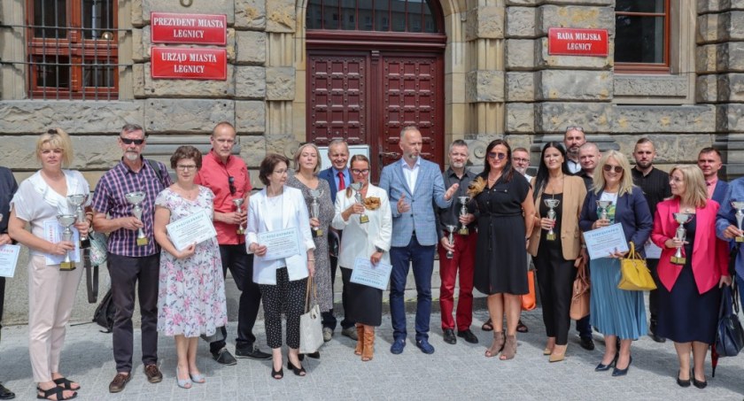 Zdjęcie: reprezentanci szkół z wyróżnieniami Fot.: UM Legnica