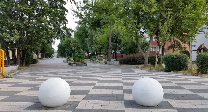 Zdjęcie: Osiedle Kopernika w Legnicy, deptak