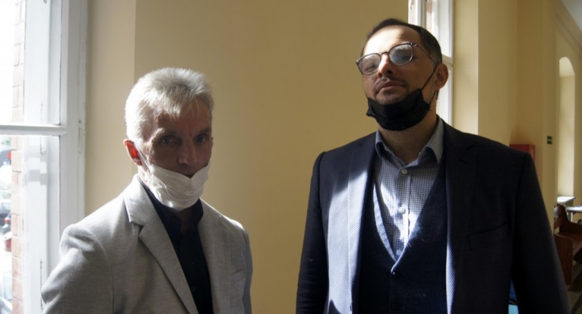Zdjęcie: Wrzesień 2021 roku, poszkodowany Mikołaj Jerofiejew i jego pełnomocnik mec. Dominik Góra w Sądzie Okręgowym w Legnicy. Fot. Piotr Kanikowski
