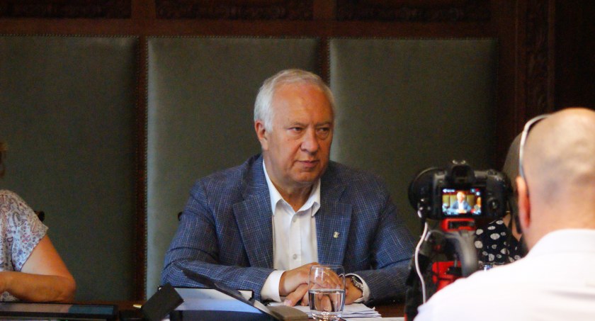Zdjęcie: Tadeusz Krzakowski, prezydent Legnicy, podczas konferencji prasowej w ratuszu. Fot. Piotr Kanikowski