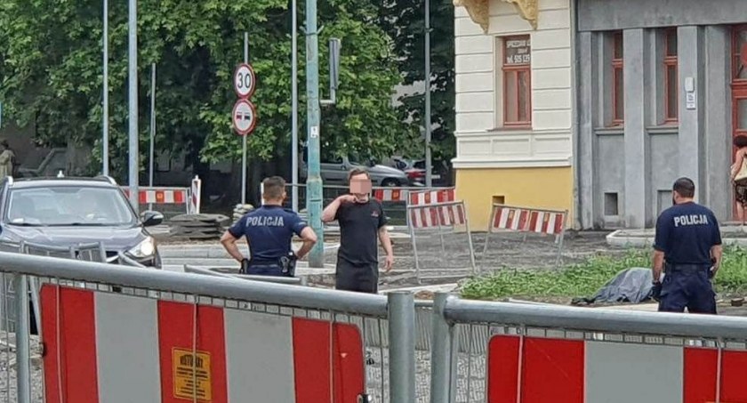 Zdjęcie: Policjanci i mężczyzna grożący popełnieniem samobójstwa. Zdjęcie nadesłane przez Czytelnika