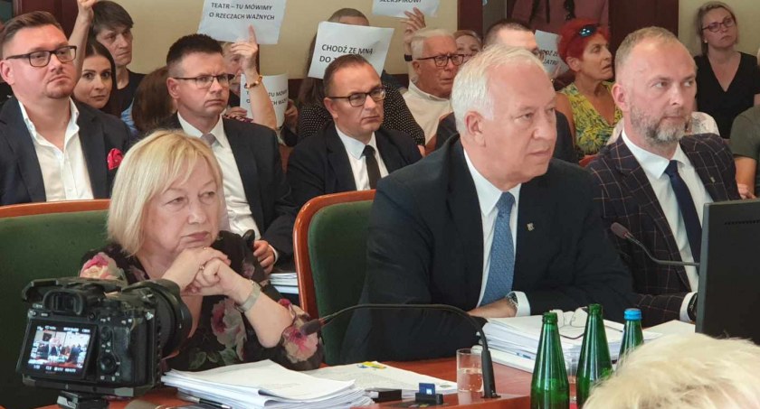 Zdjęcie: Prezydent Tadeusz Krzakowski i jego zastępcy Jadwiga Zienkiewicz oraz Krzysztof Duszkiewicz na sesji absolutoryjnej. Fot. Andrzej Trzeciak