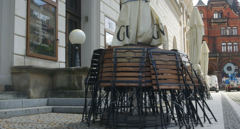 Zdjęcie: Wejście do Teatru Modrzejewskiej w Legnicy. Fot. Piotr Kanikowski