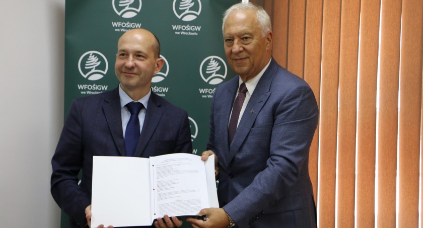 Zdjęcie: Prezydent Legnicy Tadeusz Krzakowski i Łukasz Kasztelowicz, prezes Wojewódzkiego Funduszu Ochrony Środowiska i Gospodarki Wodnej we Wrocławiu. Fot. Urząd Miasta w Legnicy. 