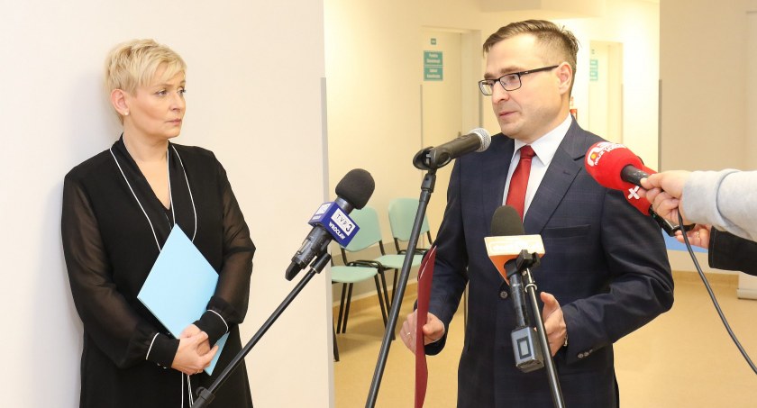 Zdjęcie: Anna Płotnicka-Mieloch, dyrektor Wojewódzkiego Szpitala Specjalistycznego w Legnicy, i wicemarszałek Marcin Krzyżanowski, odpowiedzialny za służbę zdrowia w zarządzie województwa. Fot. Andrzej Trzeciak
