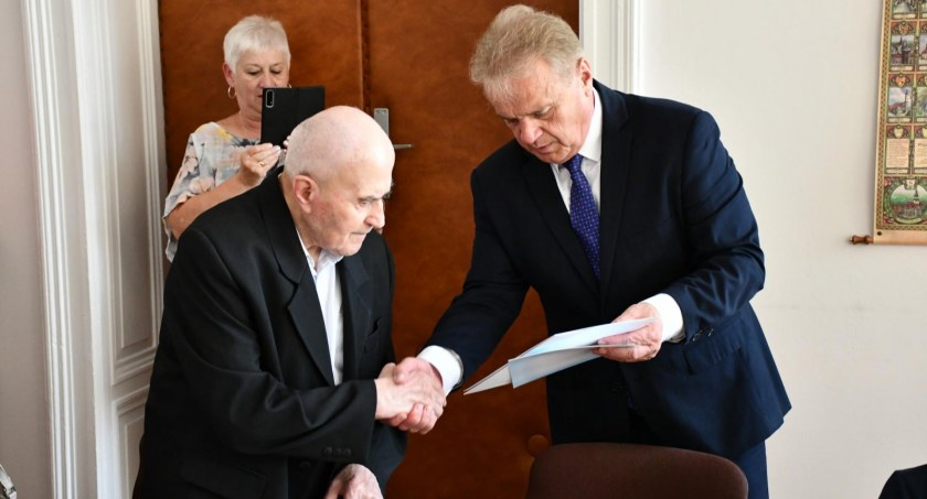 Zdjęcie: wręczenie listów gratulacyjnych przez burmistrza Fot.: Urząd Miejski w Chojnowie