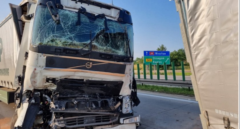 Zdjęcie: Wypadek na autostradzie a4. Fot. Komenda Powiatowa Policji w Jaworze.