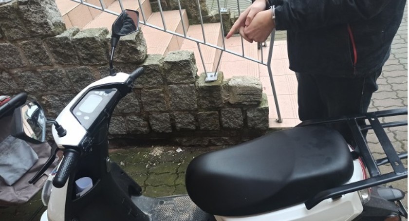 Zdjęcie: zatrzymany motorowerzysta Fot.: KMP