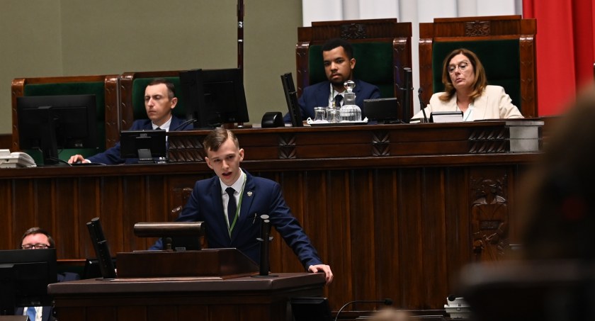 Zdjęcie: Aleksander Siwulski podczas posiedzenia Sejmu Dzieci i Młodzieży. Fot. Facebook.pl/ Aleksander Siwulski