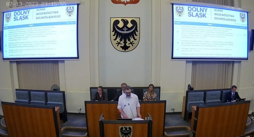 Zdjęcie: Jacek Głomb, dyrektor Teatru Modrzejewskiej w Legnicy na sesji Sejmiku Województwa Dolnośląskiego.