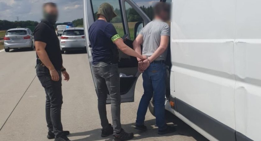 Zdjęcie: Zatrzymanie kierowcy busa z kontrabandą. Fot. Komenda Wojewódzka Policji we Wrocławiu.