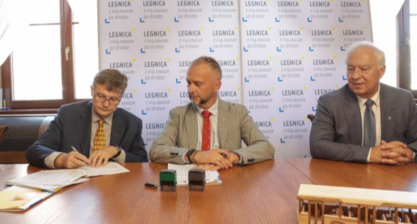 Zdjęcie: (od lewej) Waldemar Wlazło, dyrektor ds sprzedaży Solaris Bus&Coach, zastępca prezydenta Legnicy Krzysztof Duszkiewicz i prezydent Tadeusz Krzakowski. Fot. Urząd Miasta w Legnicy