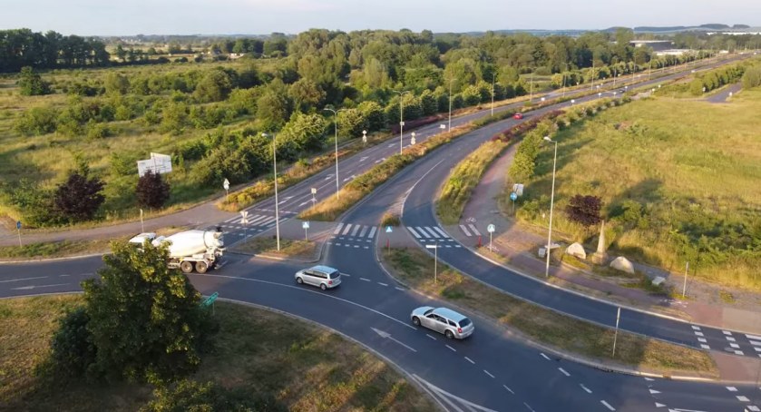 Zdjęcie: Rondo Bitwy Legnickiej 1241 i ul. Gniewomierska.