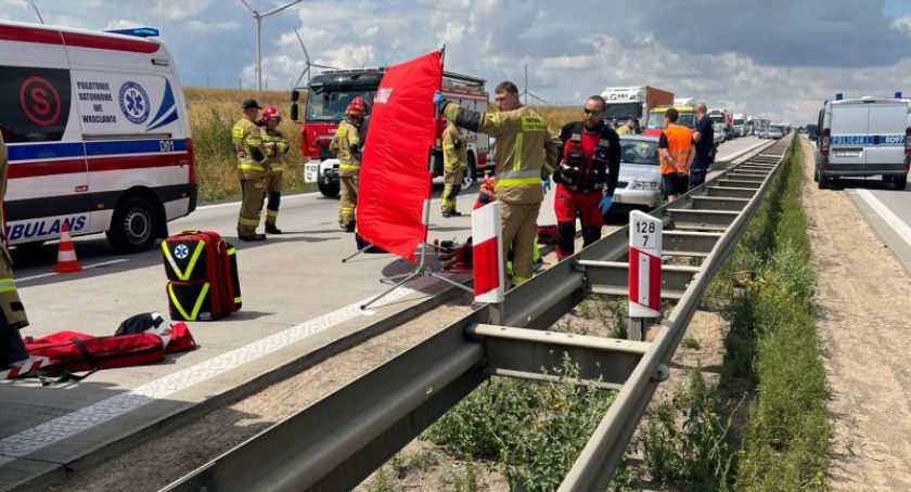 Zdjęcie: Wypadek motocyklistów na autostradzie A4. Fot. Komenda Powiatowa Policji w Lubinie. 