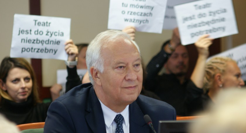 Zdjęcie: Prezydent Legnicy Tadeusz Krzakowski. W tle protest pracowników Teatru Modrzejewskiej w Legnicy. Fot. Piotr Kanikowski