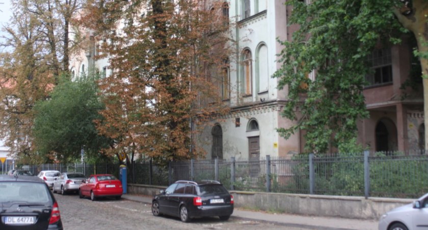 Zdjęcie: Ulica Młynarska. Za płotem ruiny dawnego browaru. Fot. Piotr Kanikowski