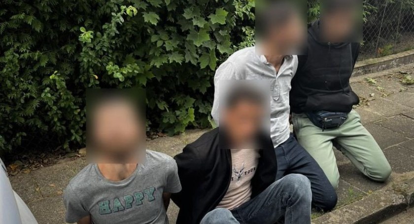Zdjęcie: czterech zatrzymanych Fot.: KMP