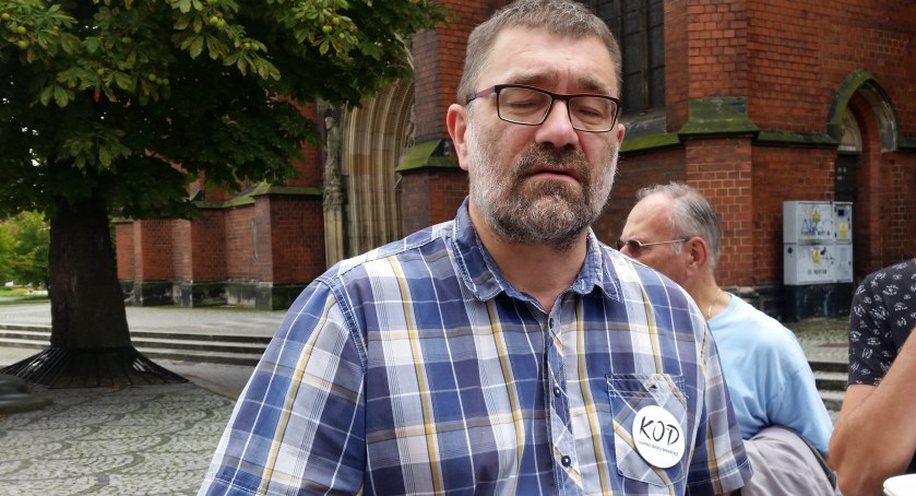 Zdjęcie: Jacek Głomb, szef legnickiej grupy KOD. Fot. Andrzej Trzeciak