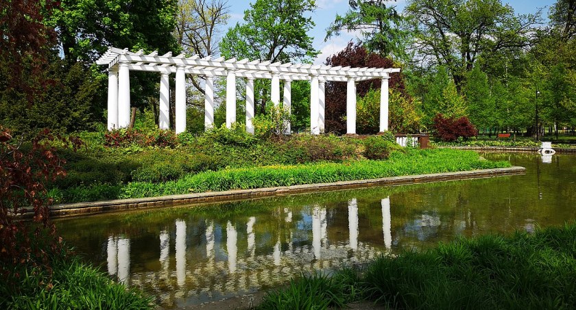 Zdjęcie: Gaj Muz - pergola i staw w parku Miejskim w Legnicy. Fot. Andrzej19, Źródło: Wikipedia