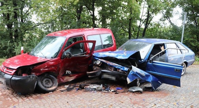 Zdjęcie: wypadek i rozbite samochody Fot.: KMP