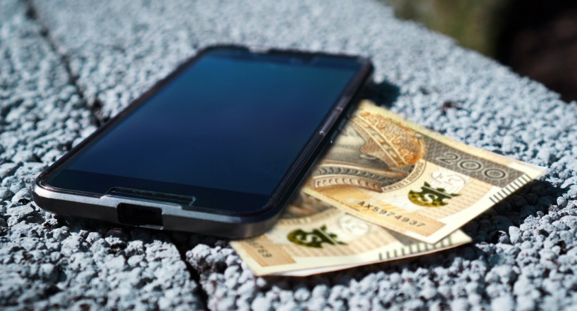 Zdjęcie: telefon i pieniądze 
