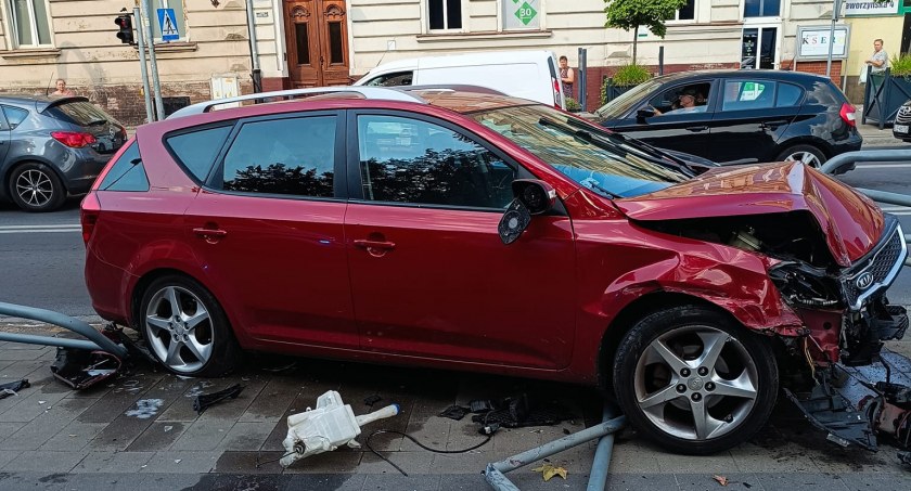 Zdjęcie: rozbity samochód Fot.: forum Dyskusja o Legnicy