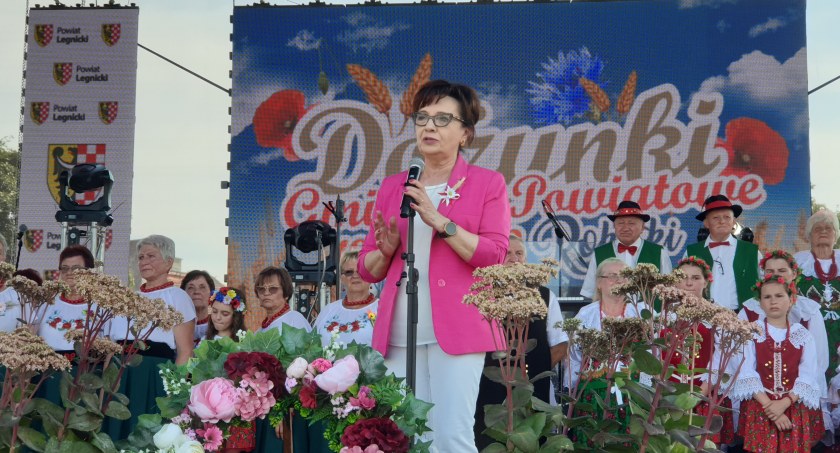 Zdjęcie: Marszałek Sejmu Elżbieta Witek na dożynkach w Rokitkach. Fot. Andrzej Trzeciak