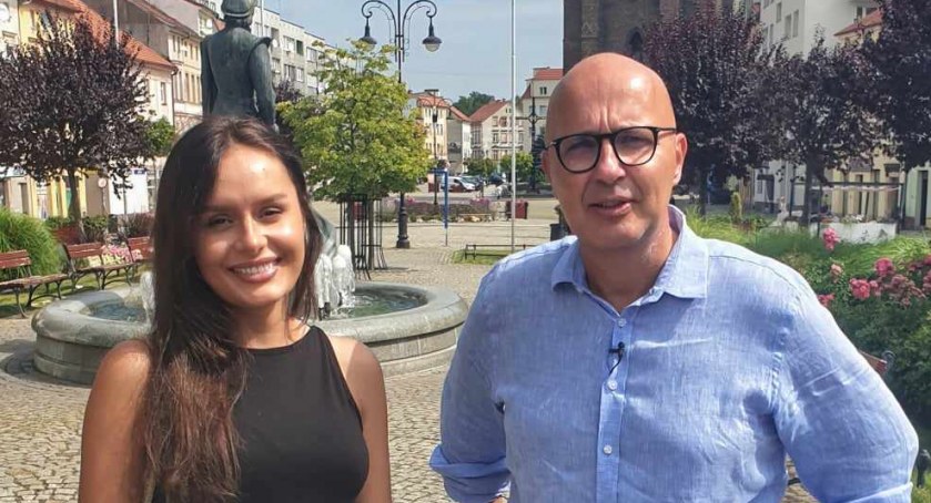 Zdjęcie: Aleksandra Krzeszewska i Robert Kropiwnicki - legniczanie, którzy będą kandydatami KO do sejmu. Rynek w Chojnowie. Fot. Andrzej Trzeciak