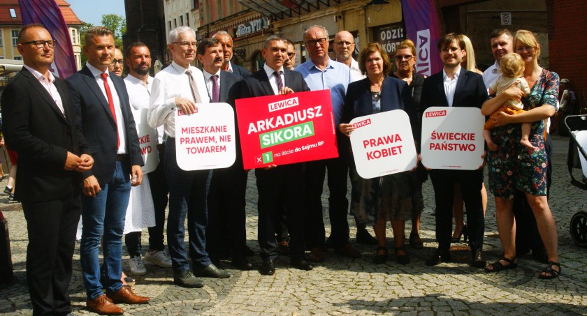 Zdjęcie: Włodzimierz Czarzasty w otoczeniu kandydatów Lewicy do parlamentu. Fot. Piotr Kanikowski