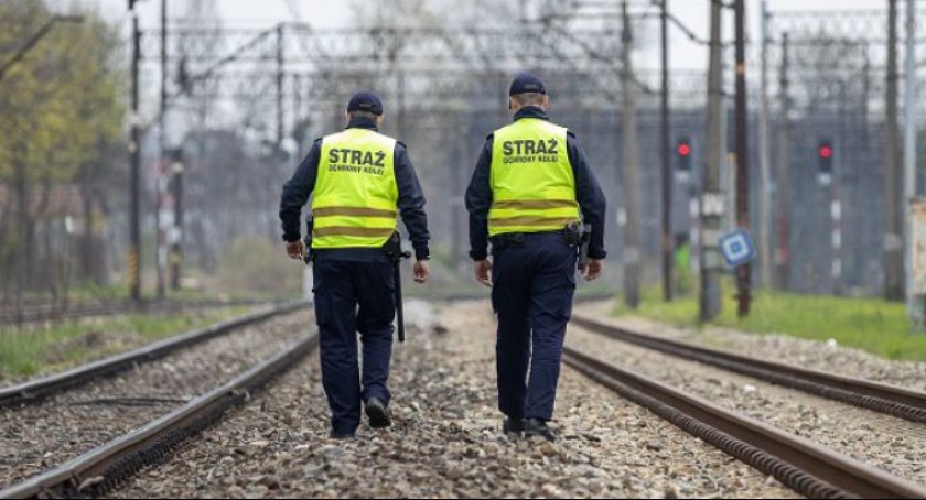 Zdjęcie: Funkcjonariusze Straży Ochrony Kolei. Fot. SOK