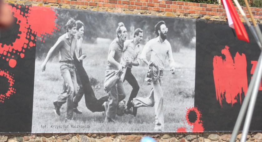 Zdjęcie: Baner ze słynnym zdjęciem Krzysztofa Raczkowiaka z sierpnia 1982 r. Fot. Piotr Kanikowski