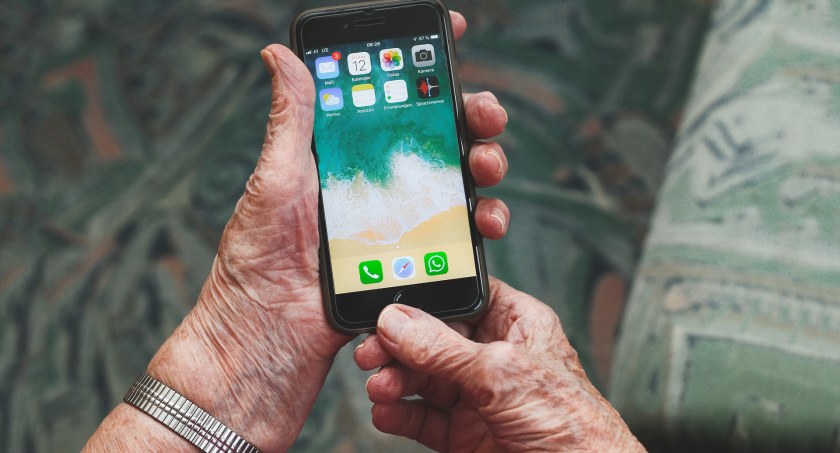 Zdjęcie: telefon w rękach seniorki 