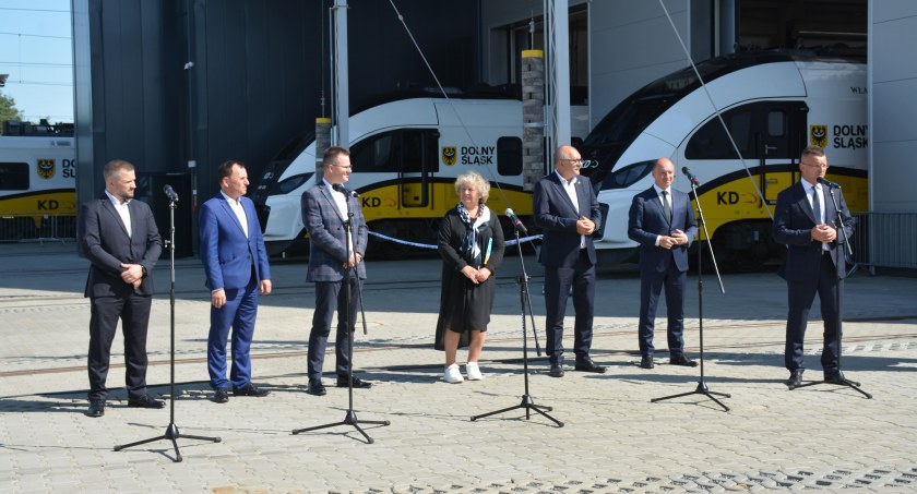Zdjęcie: Uroczystość otwarcia nowej hali serwisowej Kolei Dolnośląskich. Fot. Koleje Dolnośląskie