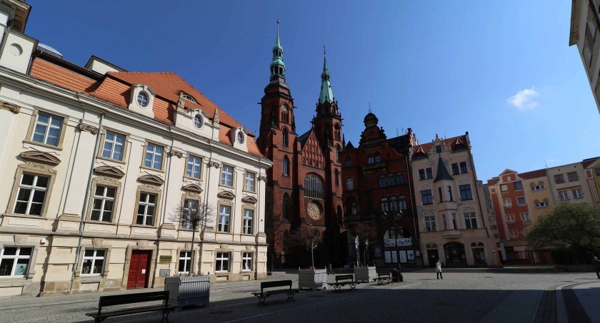 Zdjęcie: Budynek Teatru Modrzejewskiej w Legnicy. W tle katedra pw. Św. Apostołów Piotra i Pawła. Fot. Andrzej Trzeiak 