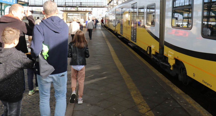 Zdjęcie: Podróżni na dworcu kolejowym w Legnicy. Fot. Andrzej Trzeciak