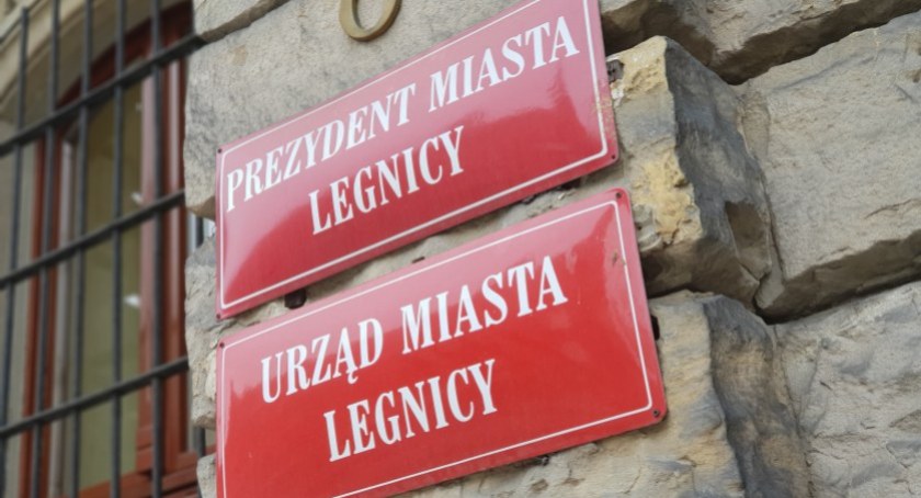 Zdjęcie: Tablice na budynku Urzędu Miasta w Legnicy. Fot. Andrzej Trzeciak.