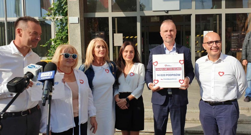 Zdjęcie: Kandydaci z list Koalicji Obywatelskiej z podpisami przed siedzibą legnickiej delegatury Państwowej Komisji Wyborczej. Stoją (od lewej) Piotr Borys, Zofia Czernow, Iwona Krawczyk, Aleksandra Krzeszewska, Jarosław Rabczenko (pełnomocnik wyborczy) i Robert Kropiwnicki. Fot. Andrzej Trzeciak