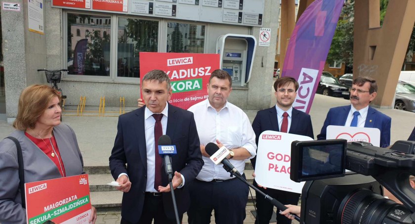 Zdjęcie: Małgorzata Sekuła-Szmajdzińska, Arkadiusz Sikora, Robert Obaz, Sławomir Gadek i Jeremi Hołownia przed wejściem do legnickiej delegatury PKW. Fot. Andrzej Trzeciak